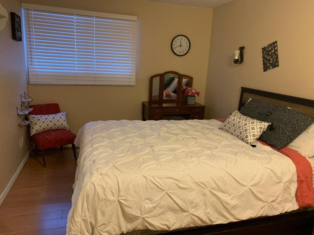 Apartment Cozy 2 Bedroom Townhouse With Large Den *