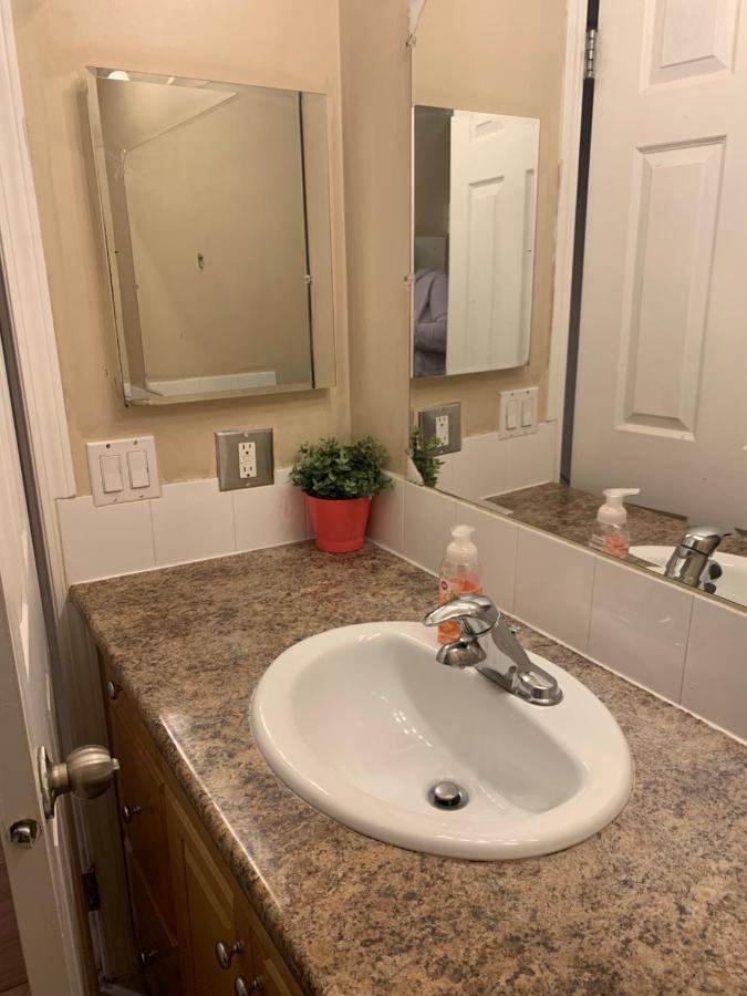 Cozy 2 Bedroom Townhouse With Large Den Calgary