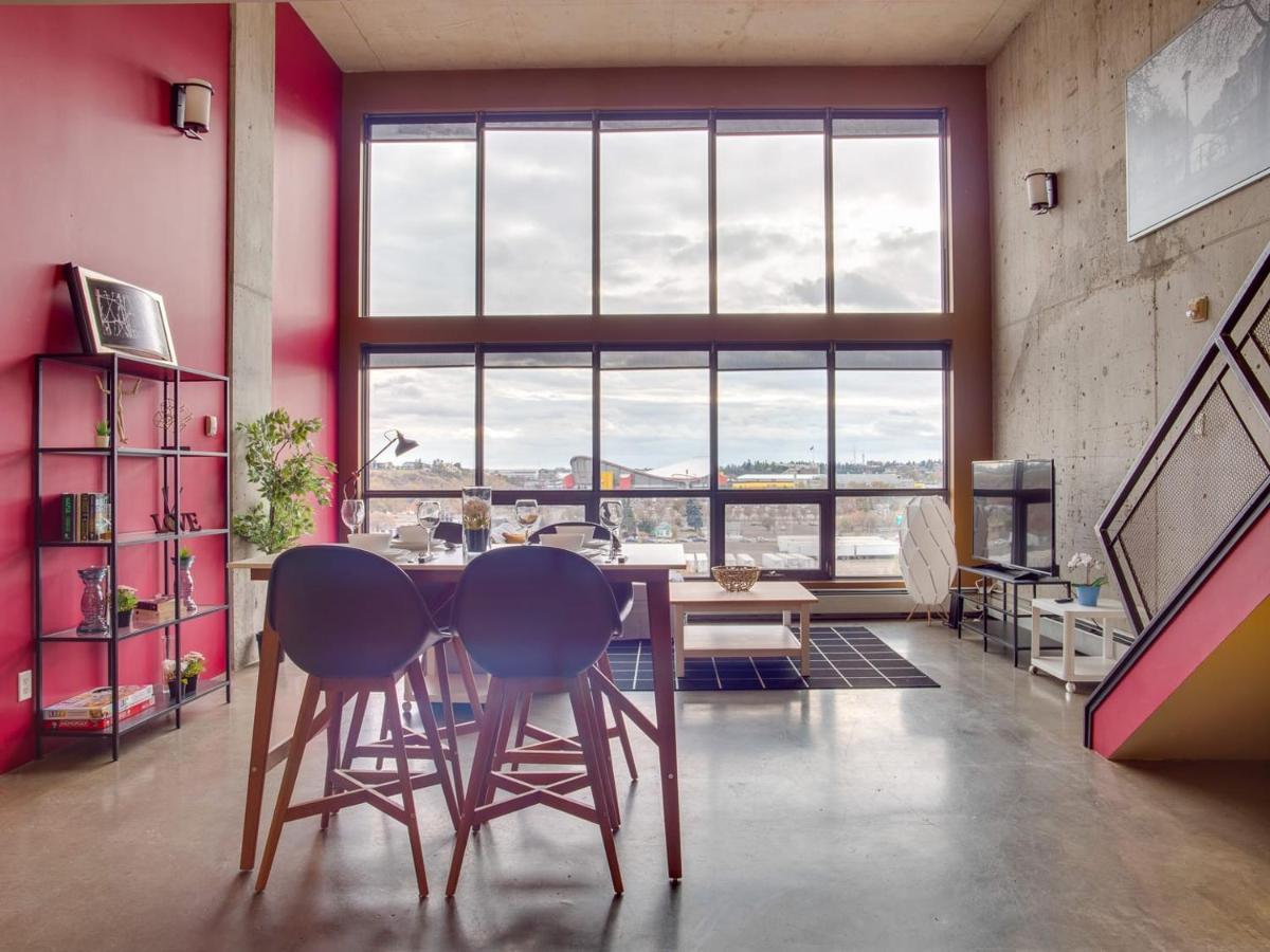 New Huge Penthouse Loft, Rooftop Patio, Bbq, Parking, Coffee * Calgary