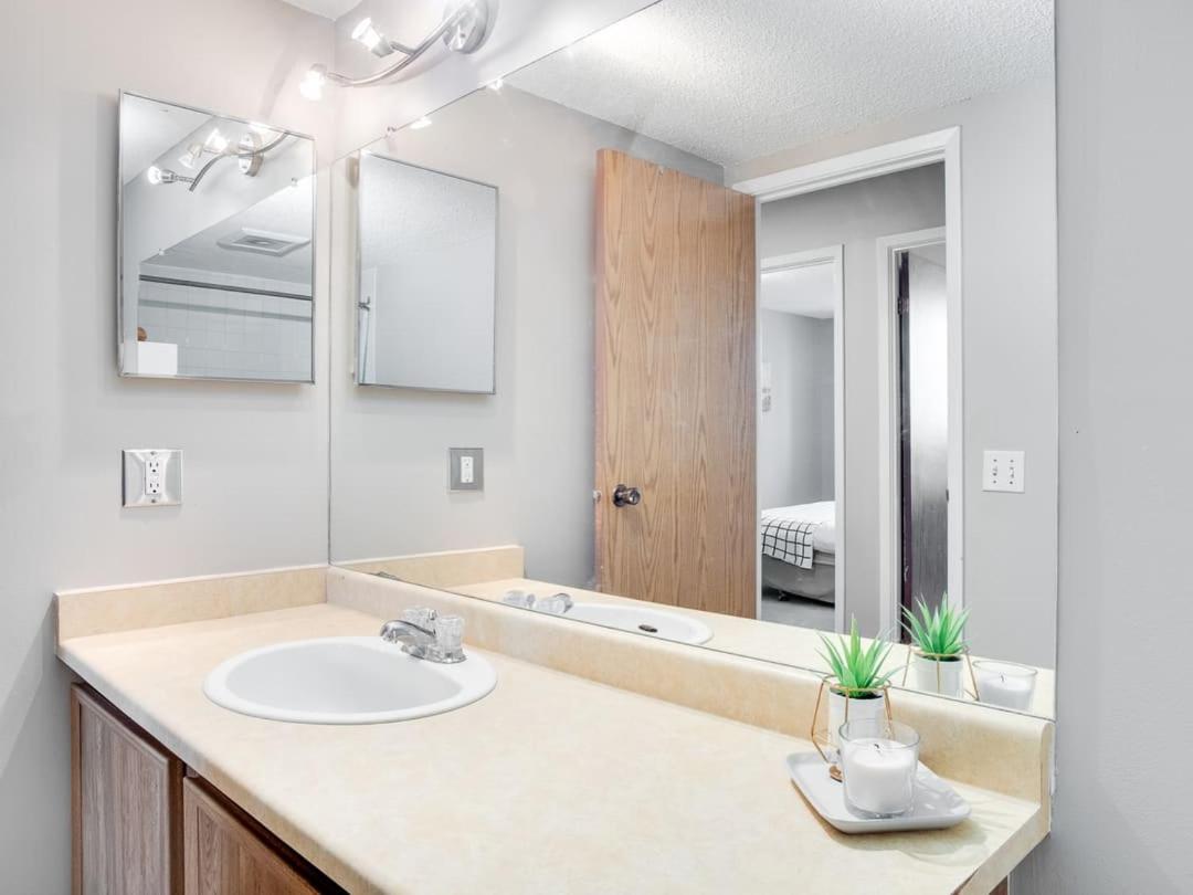 New Stylish And Cozy Eau Claire 2br With Gym Coffee Holiday home Calgary