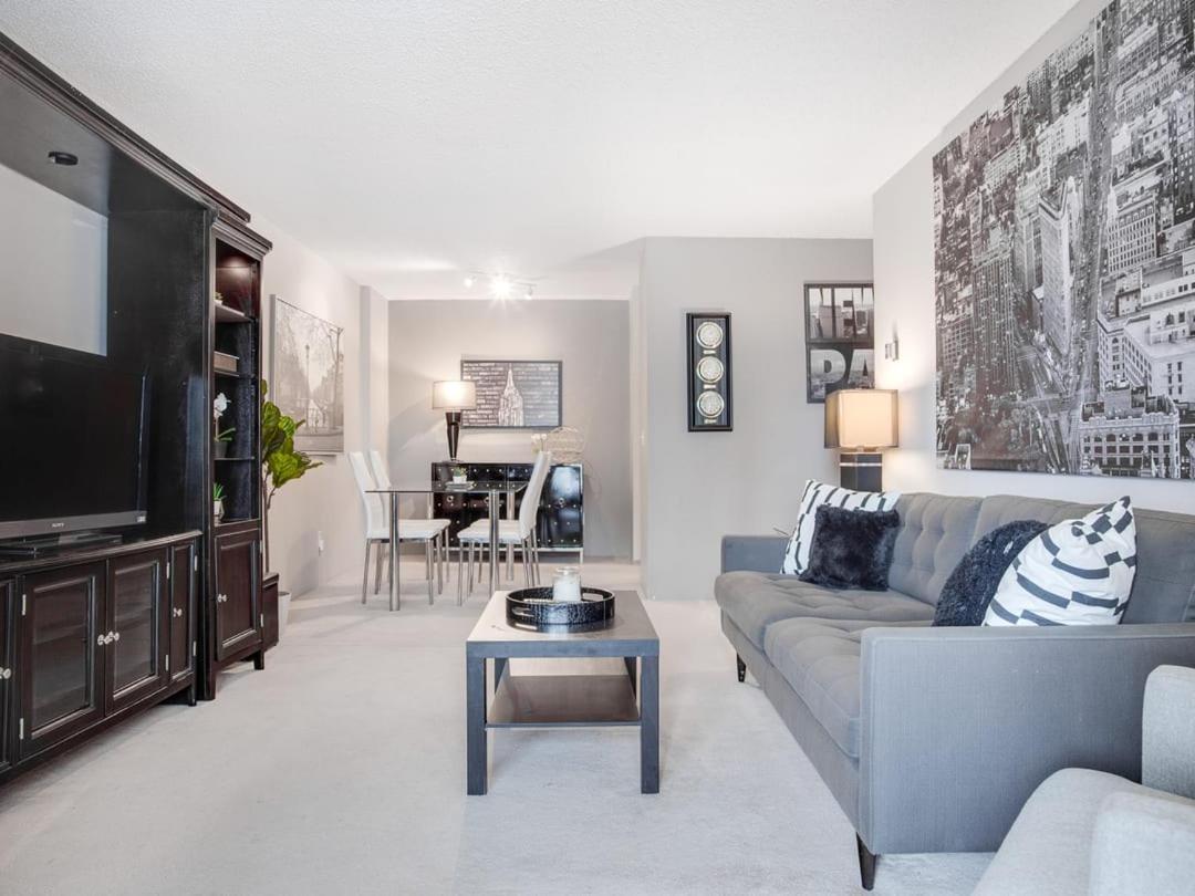 New Stylish And Cozy Eau Claire 2br With Gym Coffee Holiday home Calgary