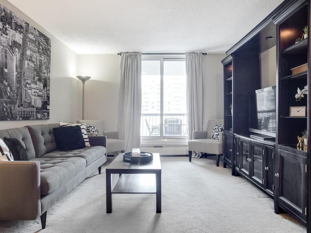 Holiday home New Stylish And Cozy Eau Claire 2br With Gym Coffee Calgary