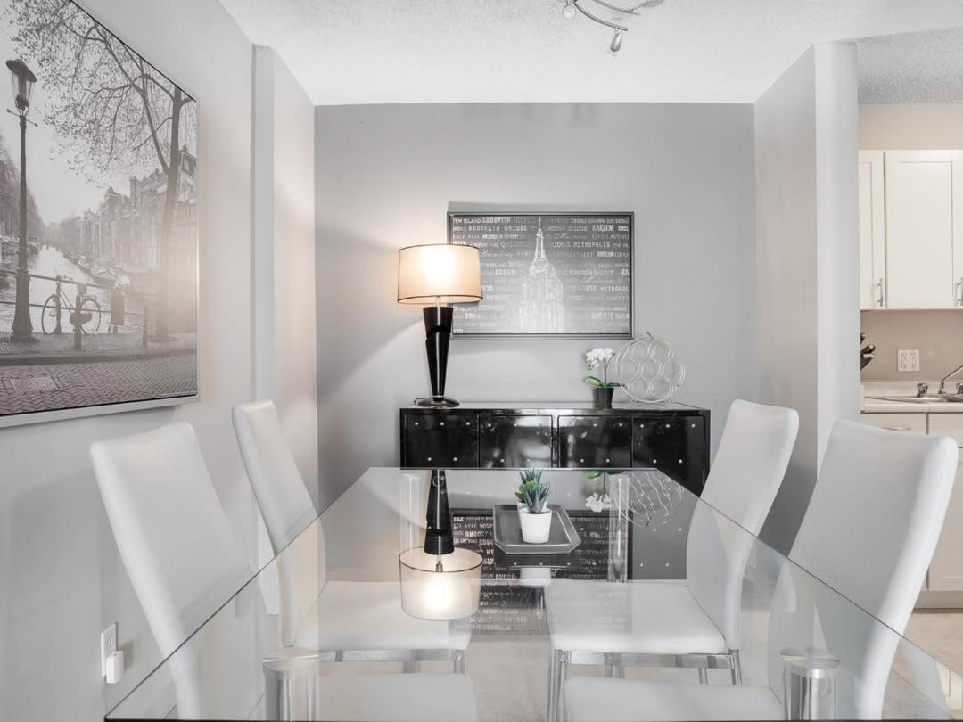 Holiday home New Stylish And Cozy Eau Claire 2br With Gym Coffee Calgary