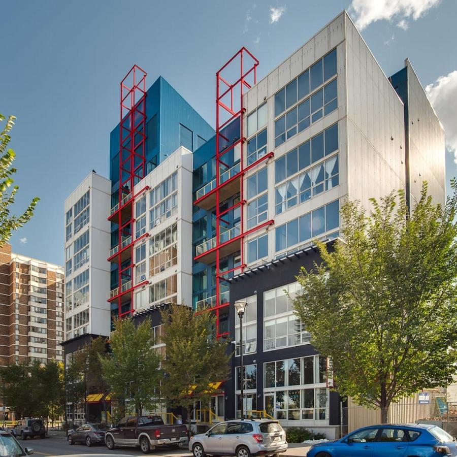 New Huge Penthouse Loft, Rooftop Patio, Bbq, Parking, Coffee Holiday home Calgary