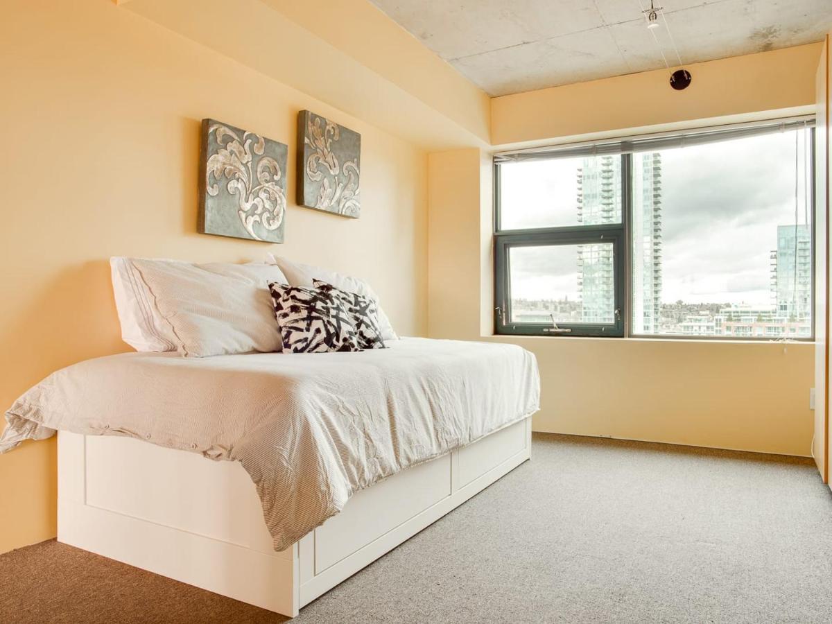 New Huge Penthouse Loft, Rooftop Patio, Bbq, Parking, Coffee Holiday home