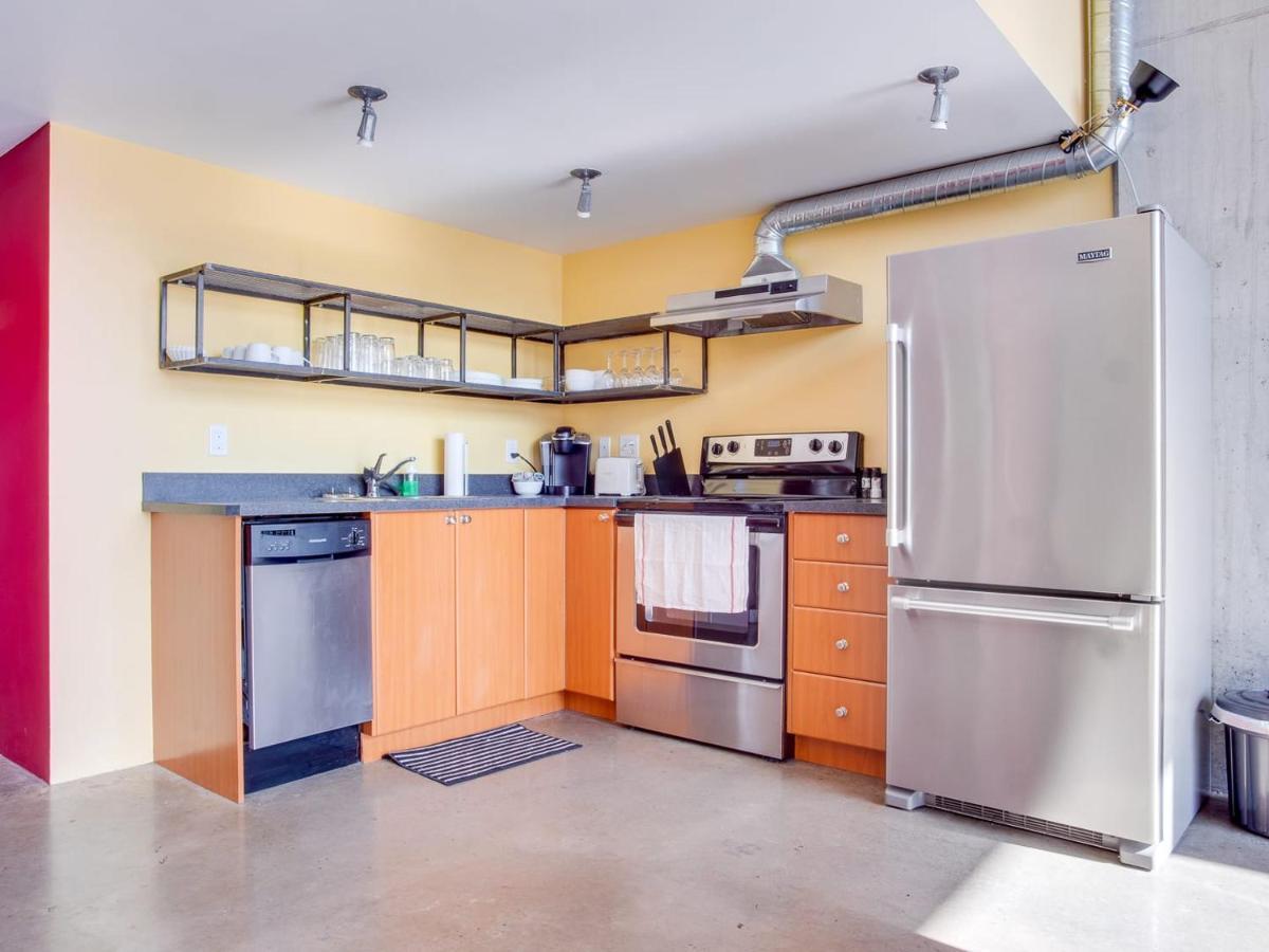 Holiday home New Huge Penthouse Loft, Rooftop Patio, Bbq, Parking, Coffee