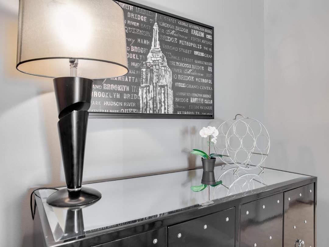 Holiday home New Stylish And Cozy Eau Claire 2br With Gym Coffee Calgary