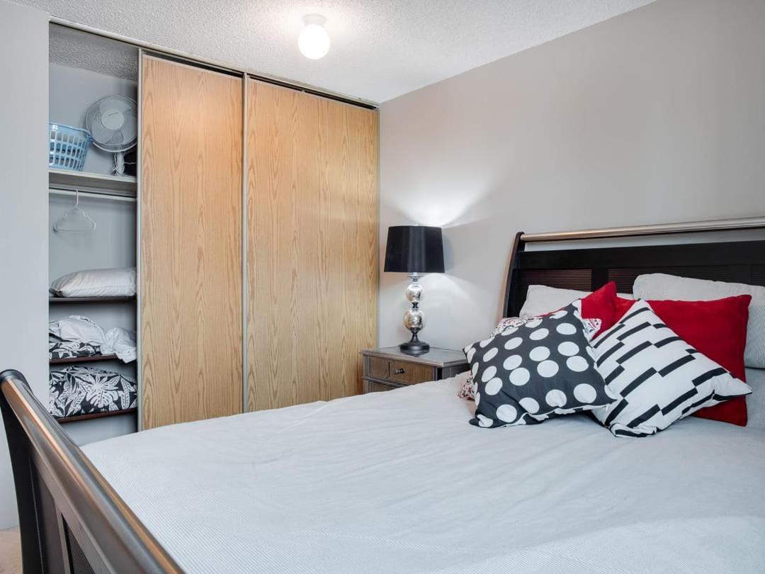 New Stylish And Cozy Eau Claire 2br With Gym Coffee Holiday home Calgary