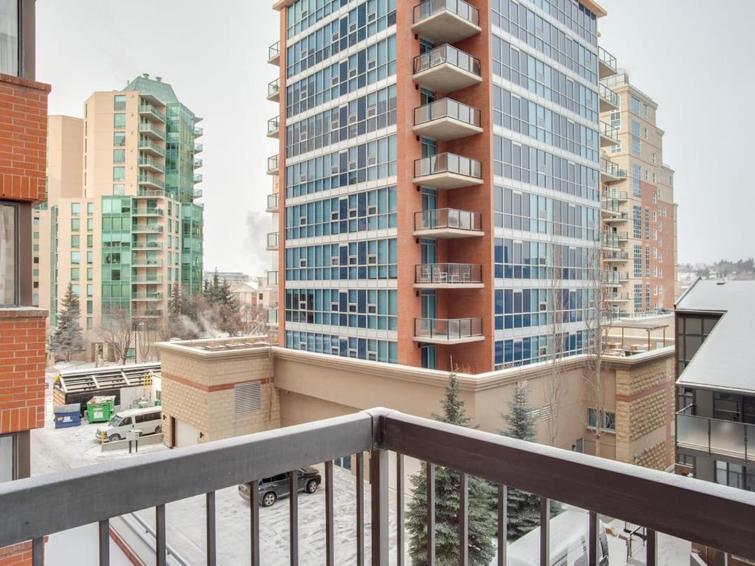 New Stylish And Cozy Eau Claire 2br With Gym Coffee Holiday home Calgary