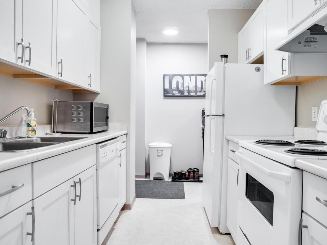 Holiday home New Stylish And Cozy Eau Claire 2br With Gym Coffee Calgary