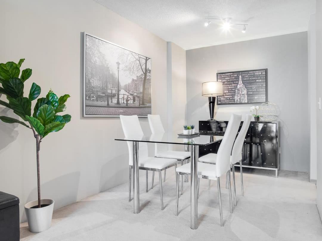 New Stylish And Cozy Eau Claire 2br With Gym Coffee Holiday home Calgary