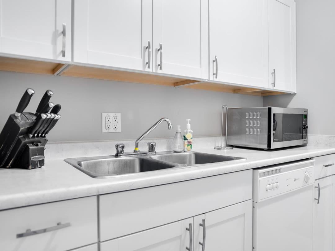 New Stylish And Cozy Eau Claire 2br With Gym Coffee Calgary