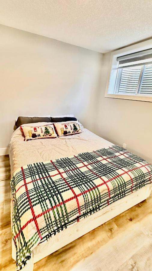 Cozy Basement Suite-溫馨小屋 Designated Parking Bed & Breakfast *