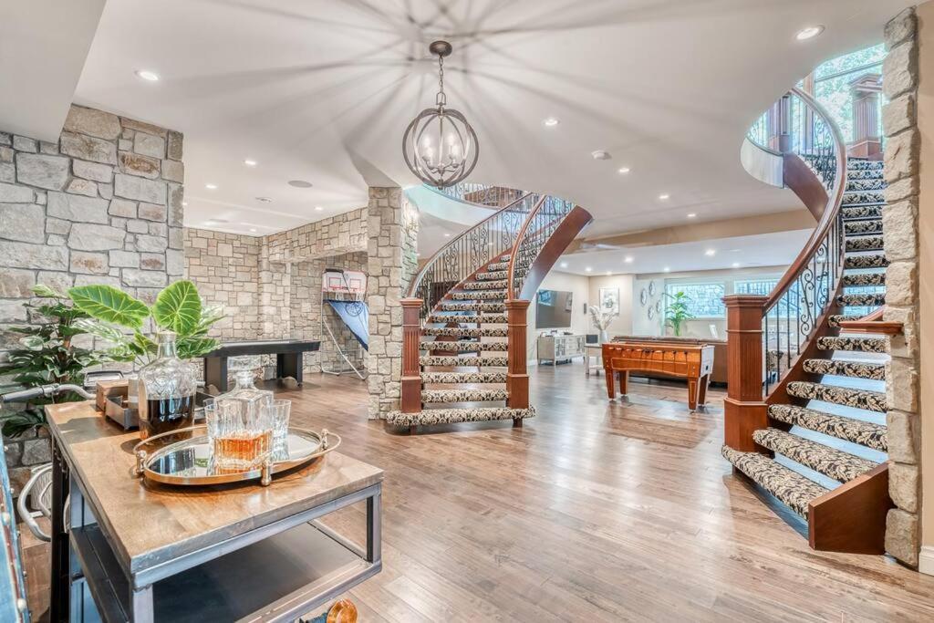 French Chateau W/swim & Theatre: 11,700 Sqft Holiday home Calgary