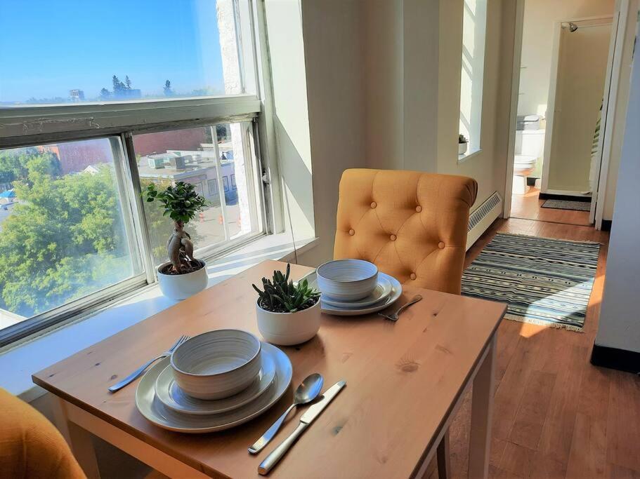 Apartment Hip Studio W/city Views Minutes To Dt Calgary