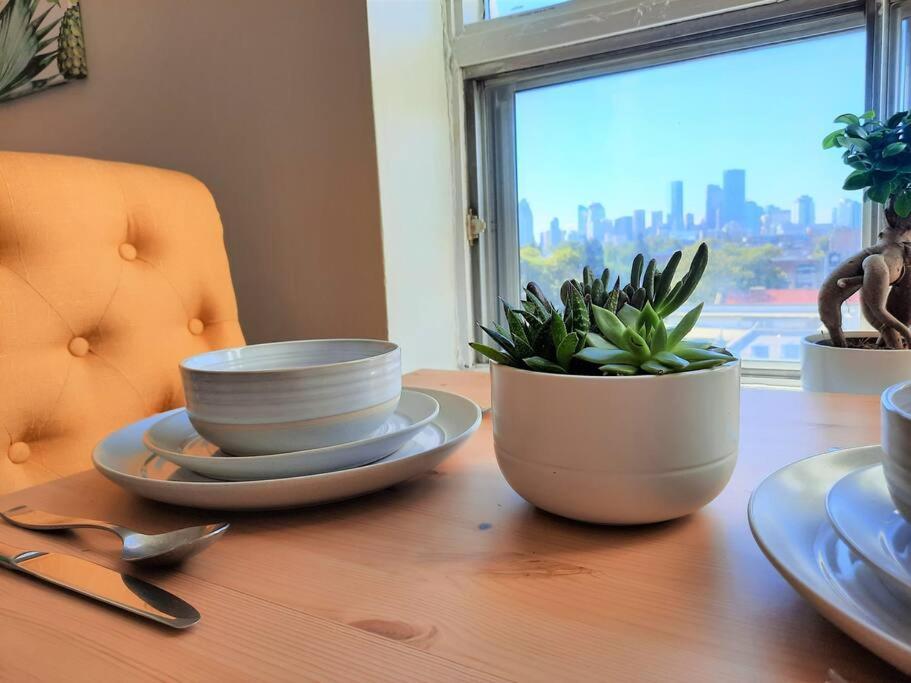 Hip Studio W/city Views Minutes To Dt Apartment *