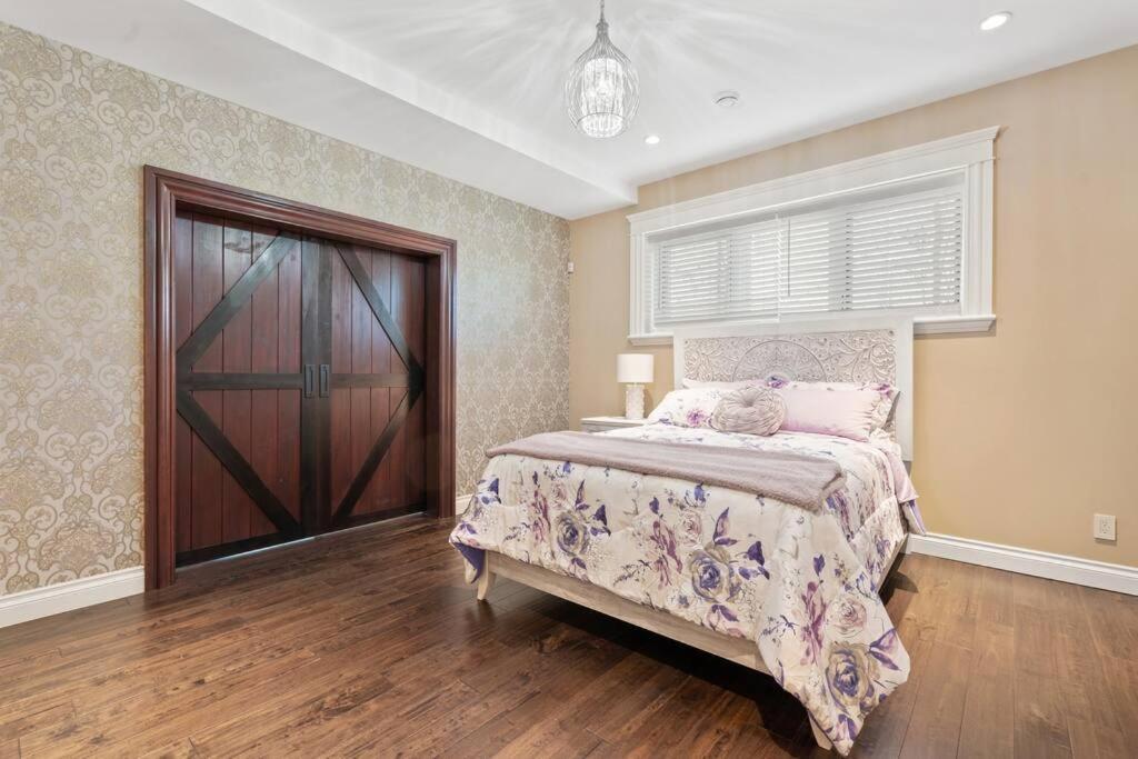 French Chateau W/swim & Theatre: 11,700 Sqft Holiday home Calgary