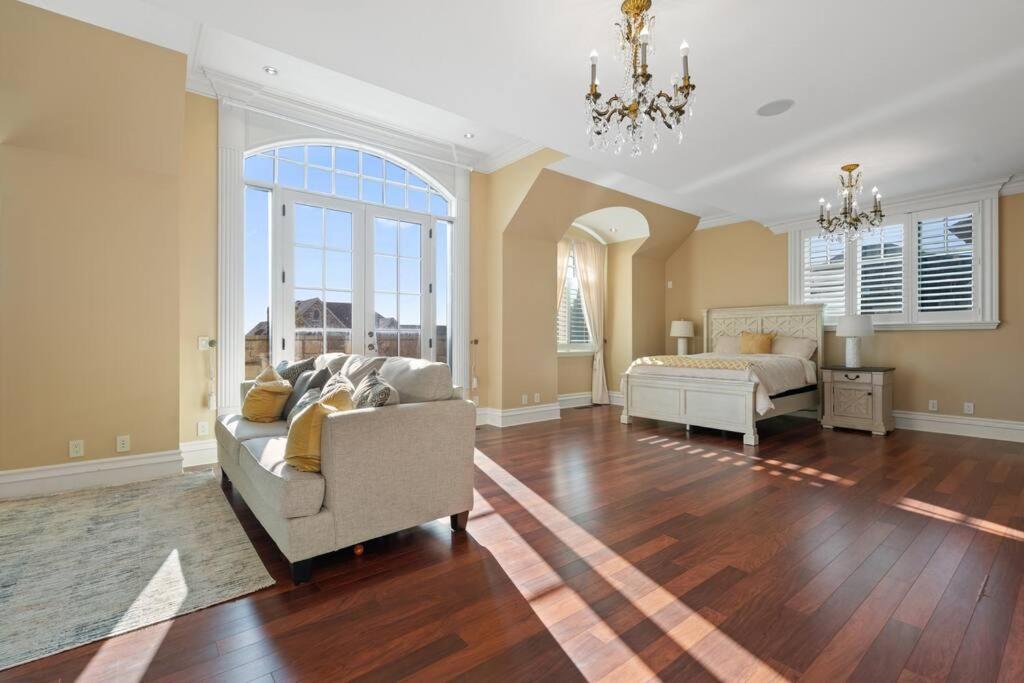 French Chateau W/swim & Theatre: 11,700 Sqft Holiday home Calgary