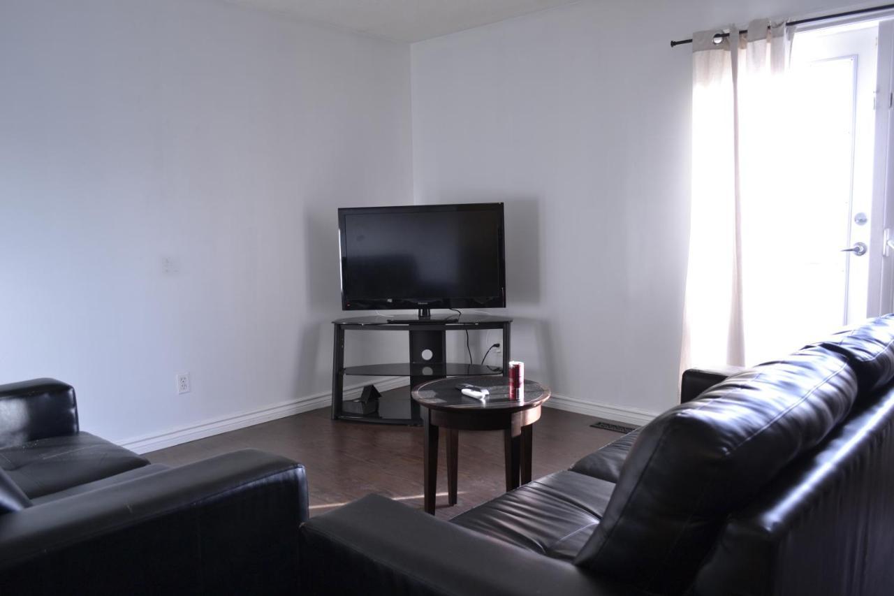Private Bedroom On Renovated Duplex Main Floor - Dover Guest house Calgary