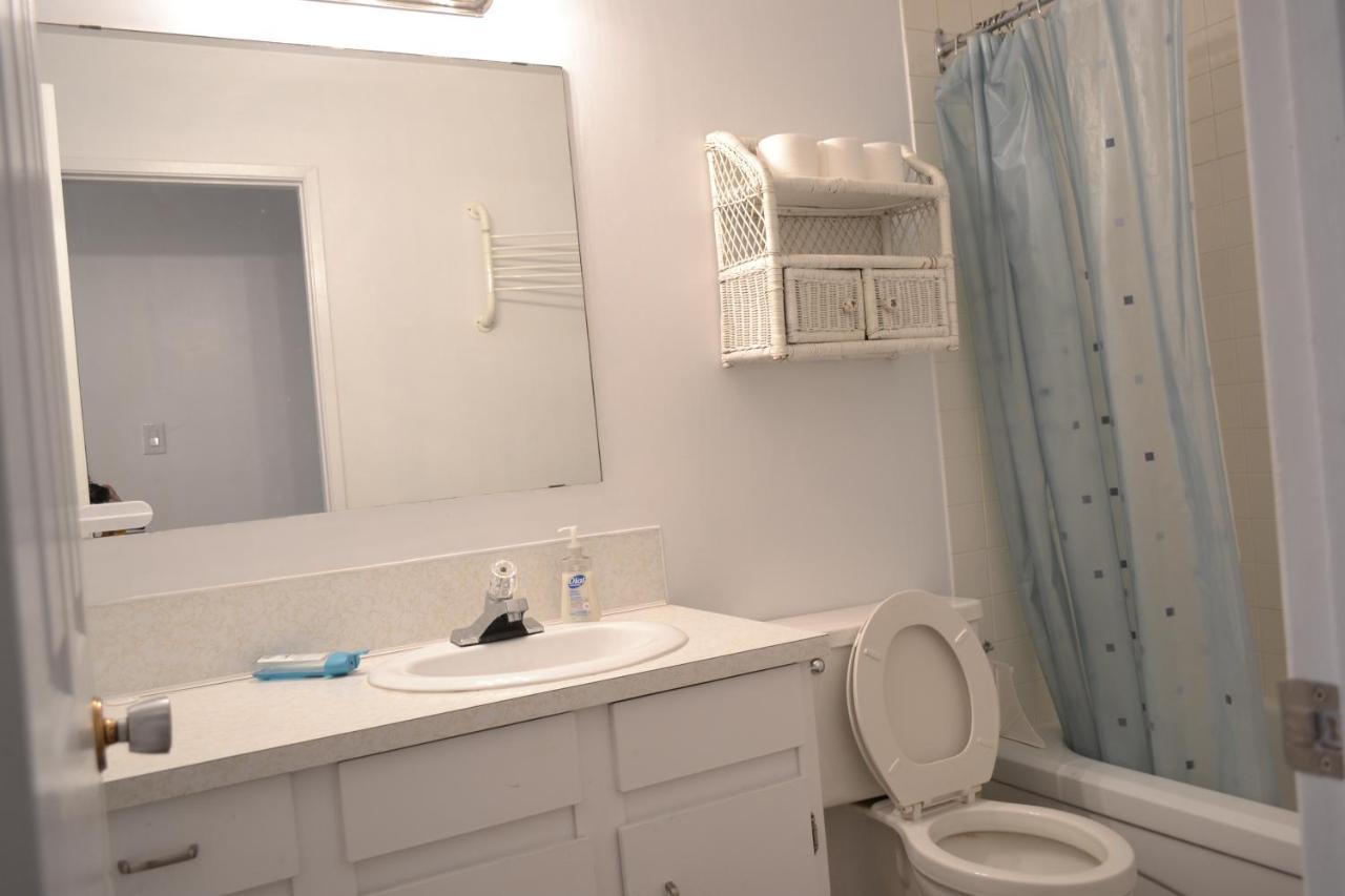 Guest house Private Bedroom On Renovated Duplex Main Floor - Dover *