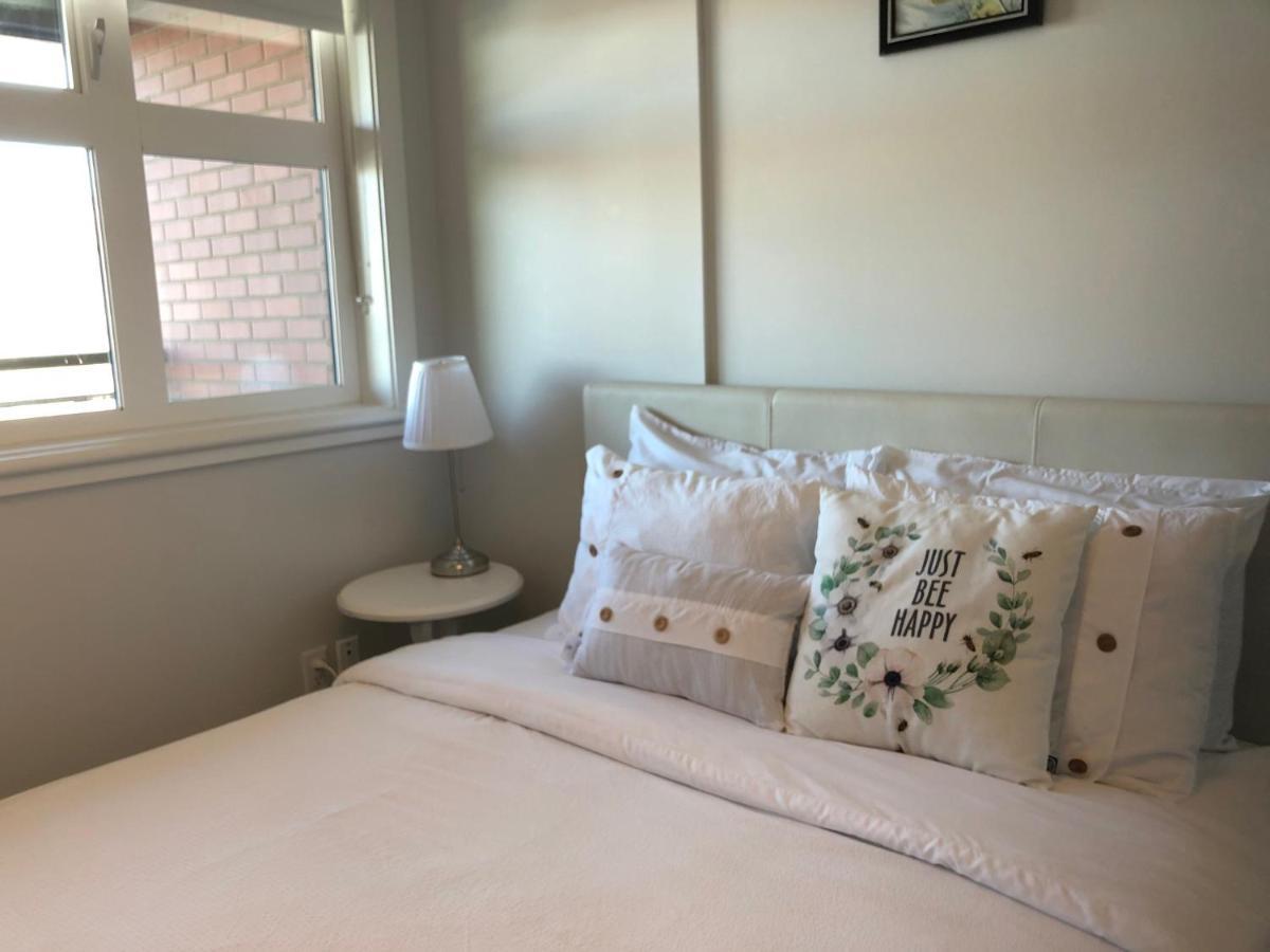 Amicable, Cozy, High Speed Internet, Sleeps 2 Riverview Downtown Apartment *