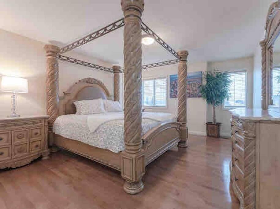 2500 Sq House In Springbank Hill Bl 261818 Villa