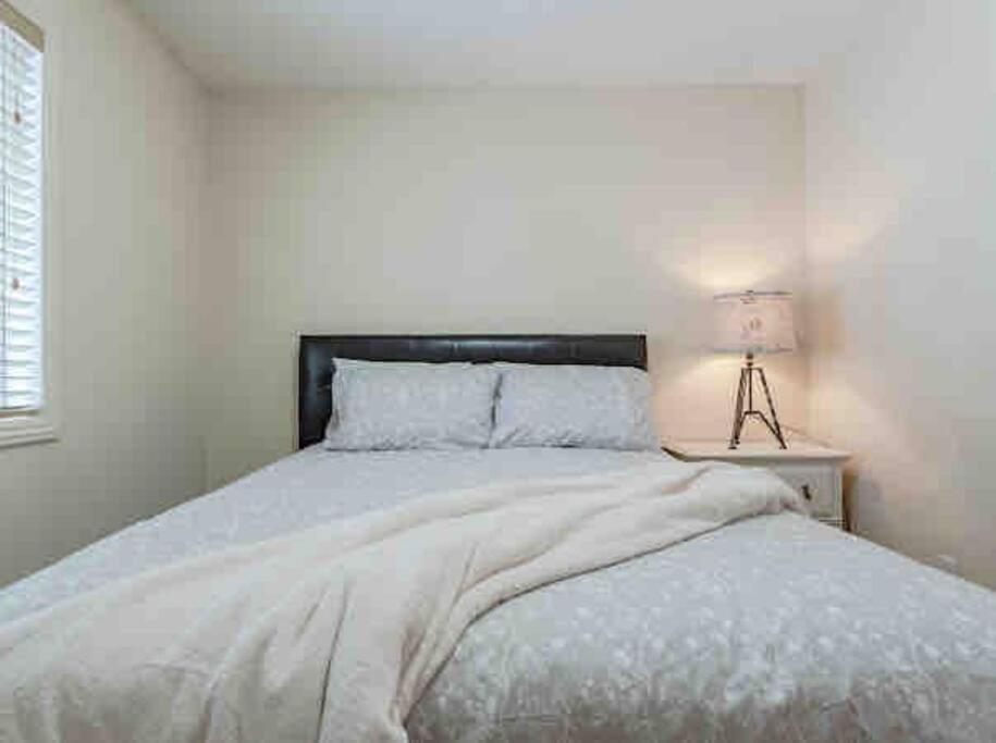 Villa 2500 Sq House In Springbank Hill Bl 261818