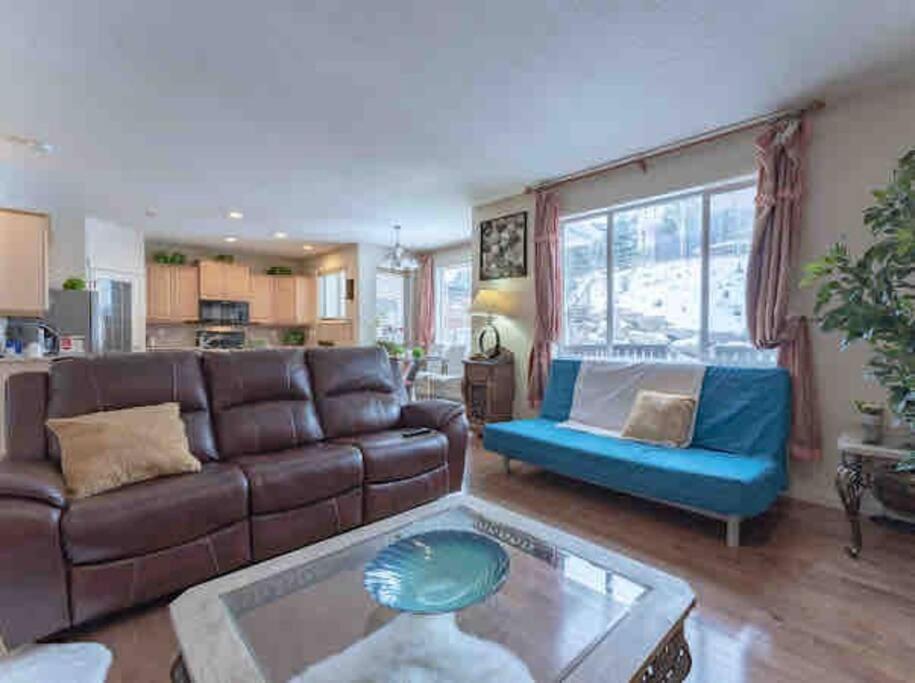 2500 Sq House In Springbank Hill Bl 261818 Villa