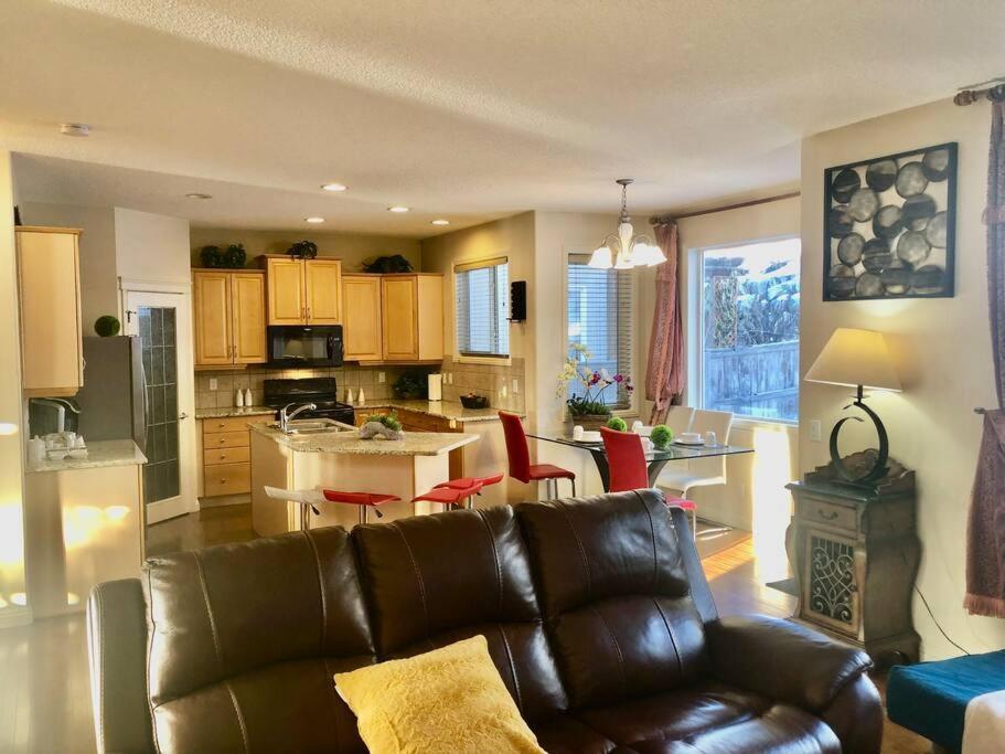 Villa 2500 Sq House In Springbank Hill Bl 261818 Calgary