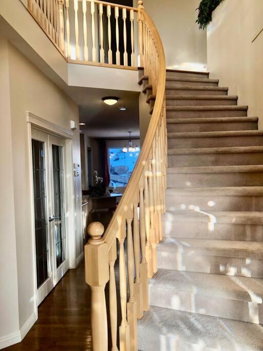 2500 Sq House In Springbank Hill Bl 261818 *