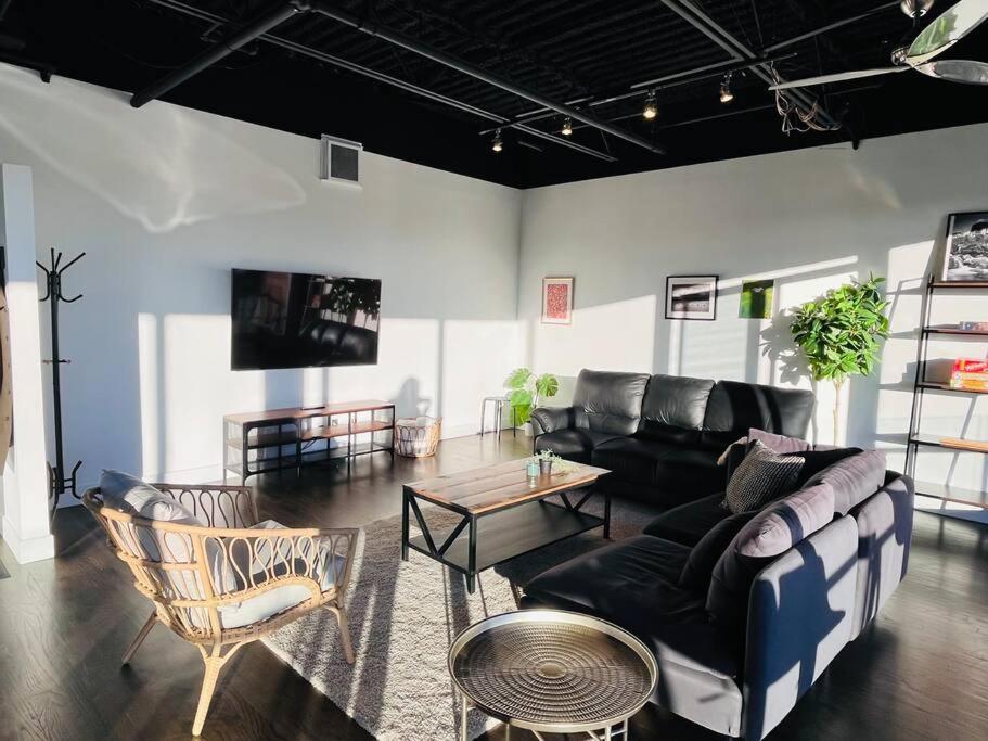 Sunny Penthouse On 17th Ave, 1 Bedroom, 1 Loft Bed With Ladder, 1 Sofa Bed, Sleeps 6, Downtown * Calgary