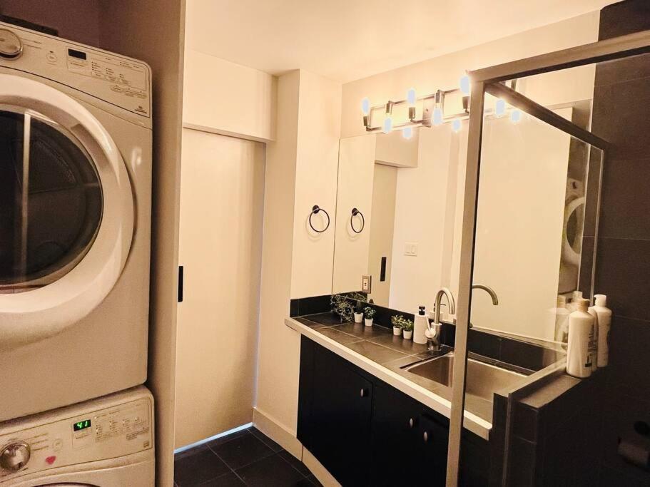 Sunny Penthouse On 17th Ave, 1 Bedroom, 1 Loft Bed With Ladder, 1 Sofa Bed, Sleeps 6, Downtown * Calgary