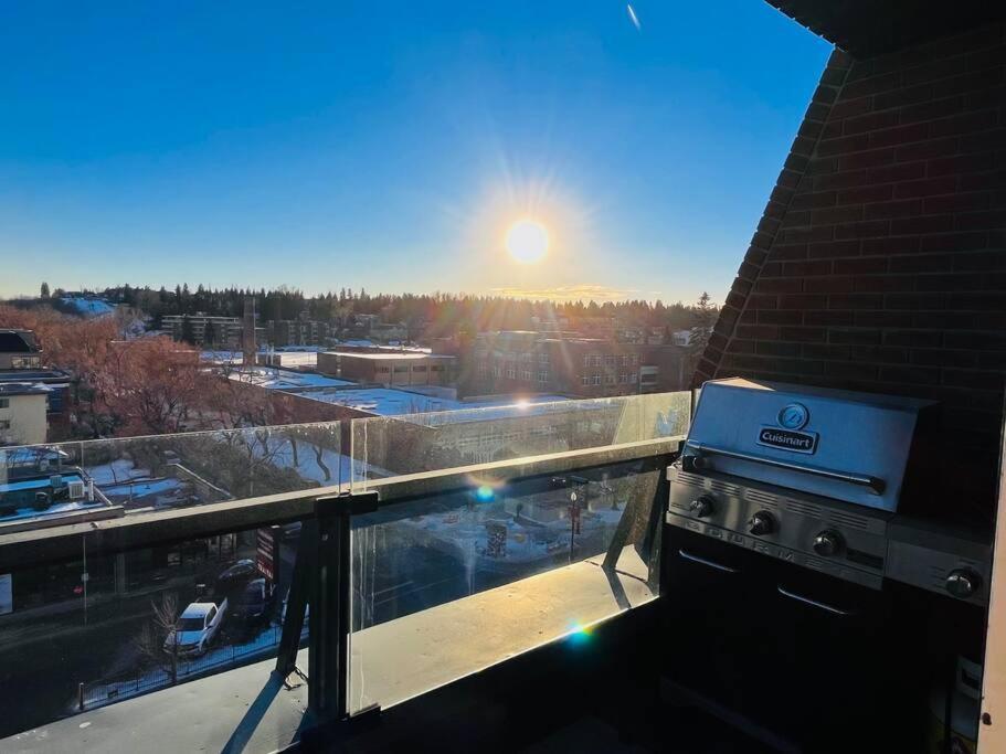 Sunny Penthouse On 17th Ave, 1 Bedroom, 1 Loft Bed With Ladder, 1 Sofa Bed, Sleeps 6, Downtown