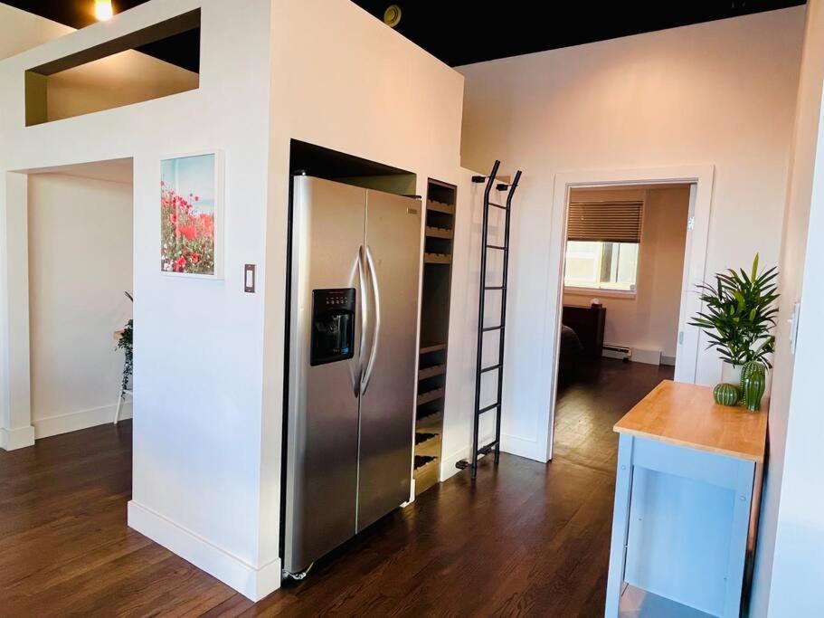 Sunny Penthouse On 17th Ave, 1 Bedroom, 1 Loft Bed With Ladder, 1 Sofa Bed, Sleeps 6, Downtown Calgary