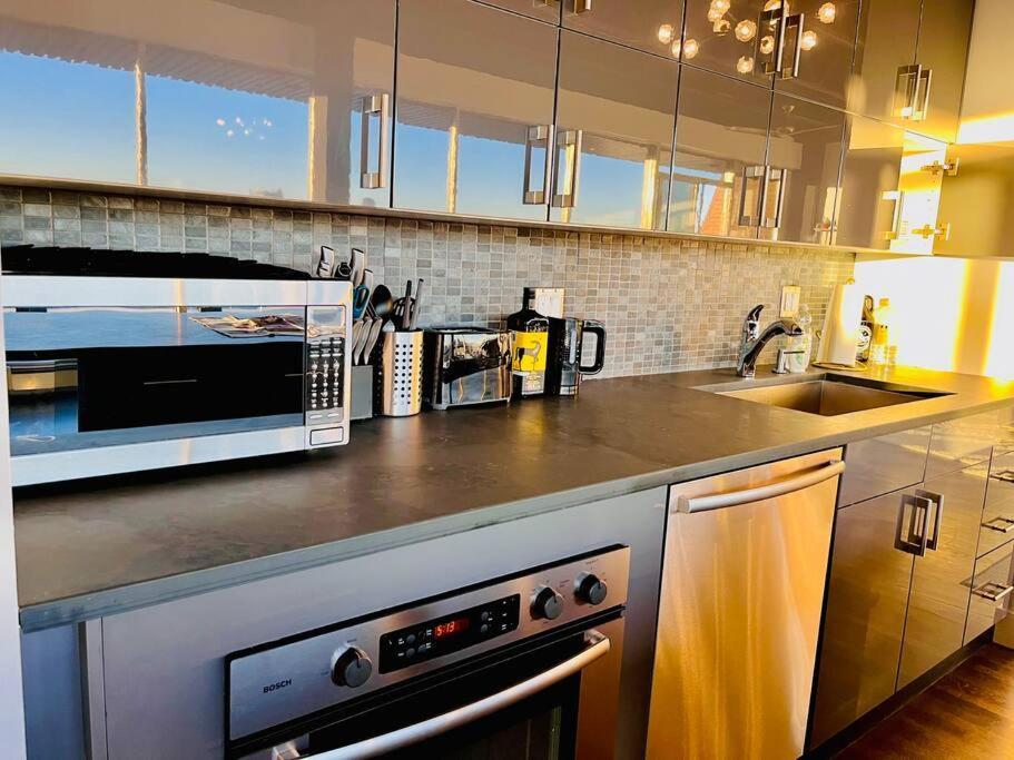 Apartment Sunny Penthouse On 17th Ave, 1 Bedroom, 1 Loft Bed With Ladder, 1 Sofa Bed, Sleeps 6, Downtown *