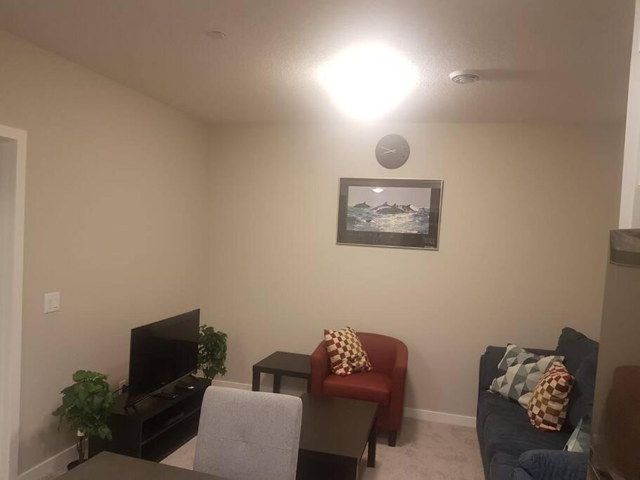 Stylish & Private 2 Bed Calgary