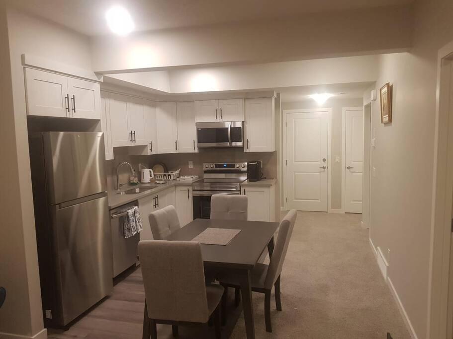 Stylish & Private 2 Bed Calgary