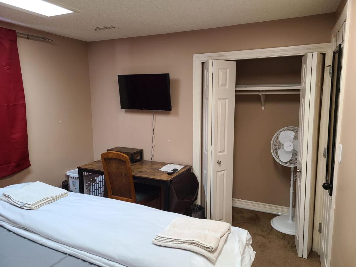 Guest house Cozy With Comfortable Beds And Fully Equipped Kitchen 15 Mins Drive From Airport, Downtown, Sait And U Of C And 80 Min Drive To Banff *