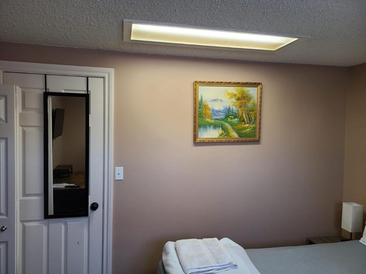 Cozy With Comfortable Beds And Fully Equipped Kitchen 15 Mins Drive From Airport, Downtown, Sait And U Of C And 80 Min Drive To Banff *