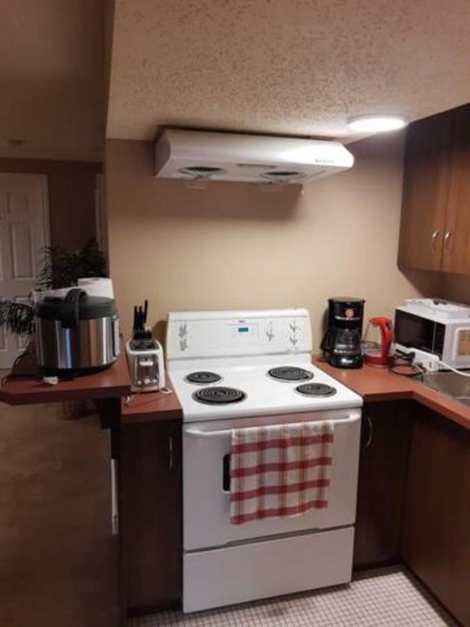 Guest house Cozy With Comfortable Beds And Fully Equipped Kitchen 15 Mins Drive From Airport, Downtown, Sait And U Of C And 80 Min Drive To Banff