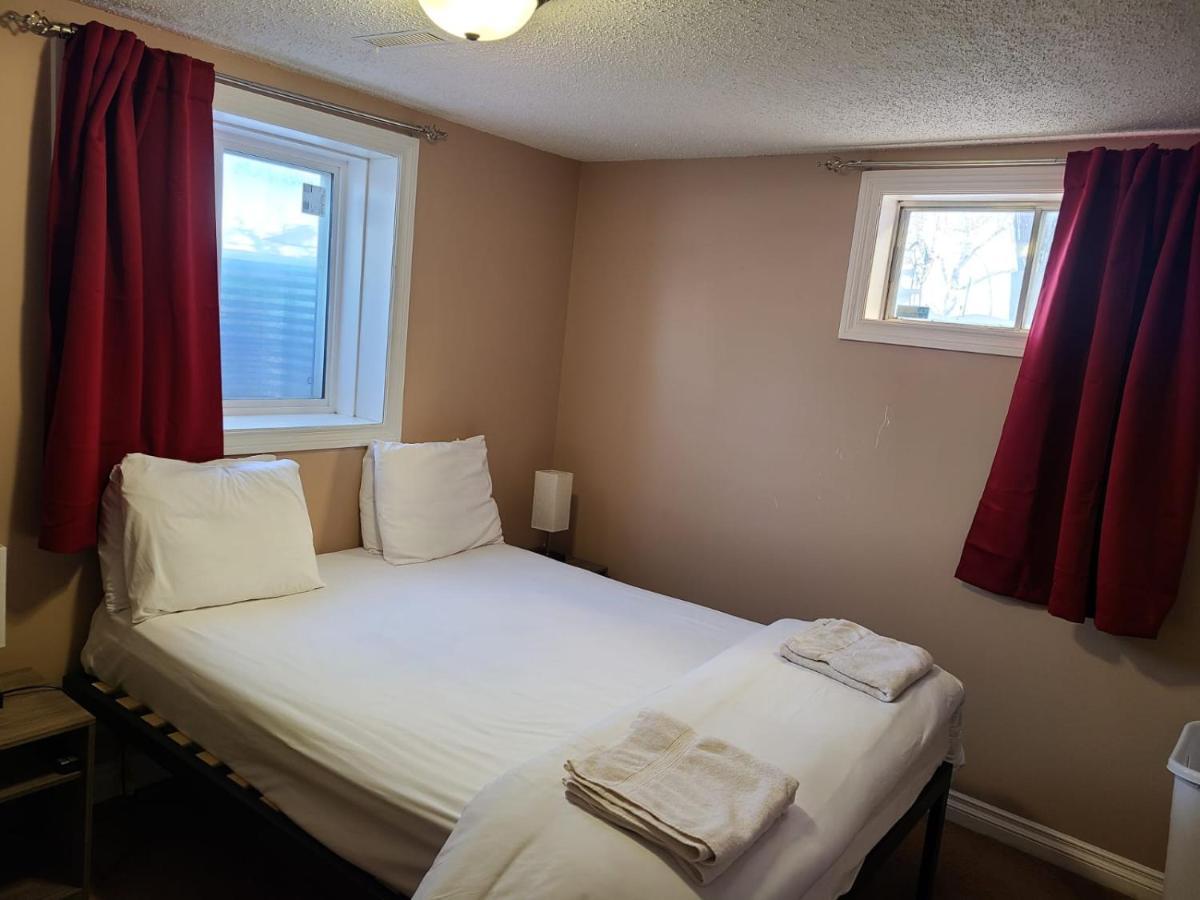 Cozy With Comfortable Beds And Fully Equipped Kitchen 15 Mins Drive From Airport, Downtown, Sait And U Of C And 80 Min Drive To Banff Calgary