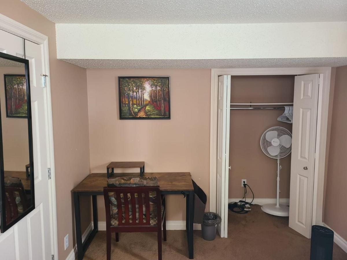 Cozy With Comfortable Beds And Fully Equipped Kitchen 15 Mins Drive From Airport, Downtown, Sait And U Of C And 80 Min Drive To Banff Guest house *