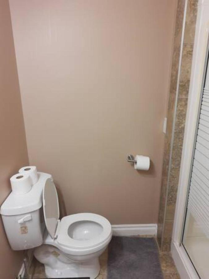 Guest house Cozy With Comfortable Beds And Fully Equipped Kitchen 15 Mins Drive From Airport, Downtown, Sait And U Of C And 80 Min Drive To Banff