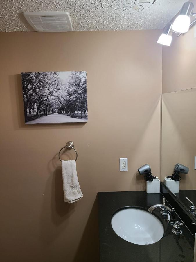 Guest house Cozy With Comfortable Beds And Fully Equipped Kitchen 15 Mins Drive From Airport, Downtown, Sait And U Of C And 80 Min Drive To Banff Calgary