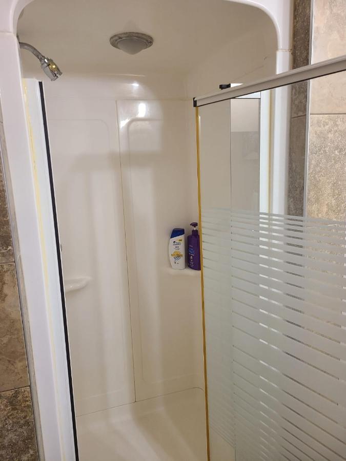 Cozy With Comfortable Beds And Fully Equipped Kitchen 15 Mins Drive From Airport, Downtown, Sait And U Of C And 80 Min Drive To Banff Guest house