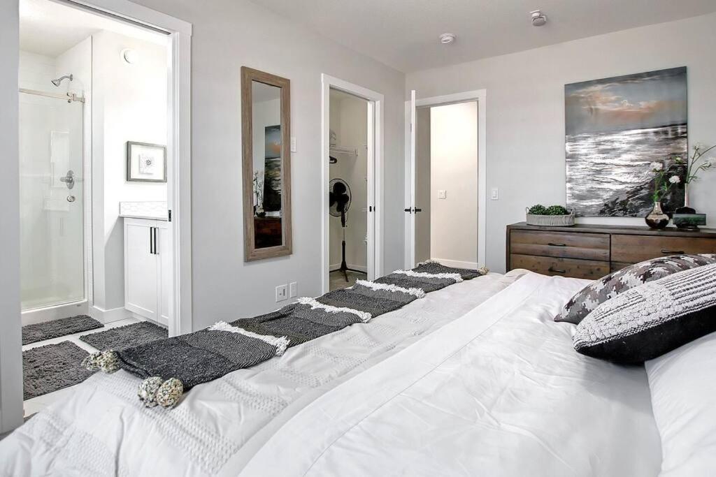 Beautiful 3bed-with Ac-close To Spruce Meadows & Mountains Calgary
