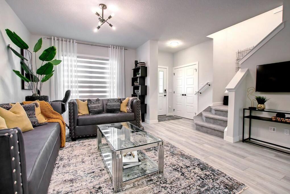 Beautiful 3bed-with Ac-close To Spruce Meadows & Mountains Holiday home
