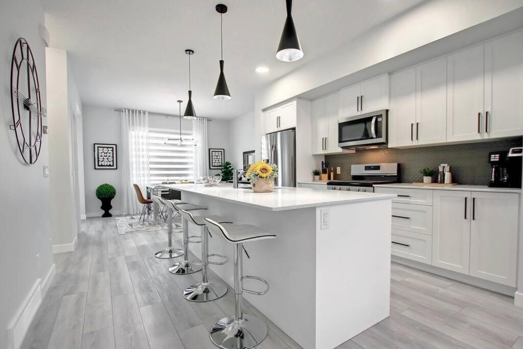 Holiday home Beautiful 3bed-with Ac-close To Spruce Meadows & Mountains Calgary