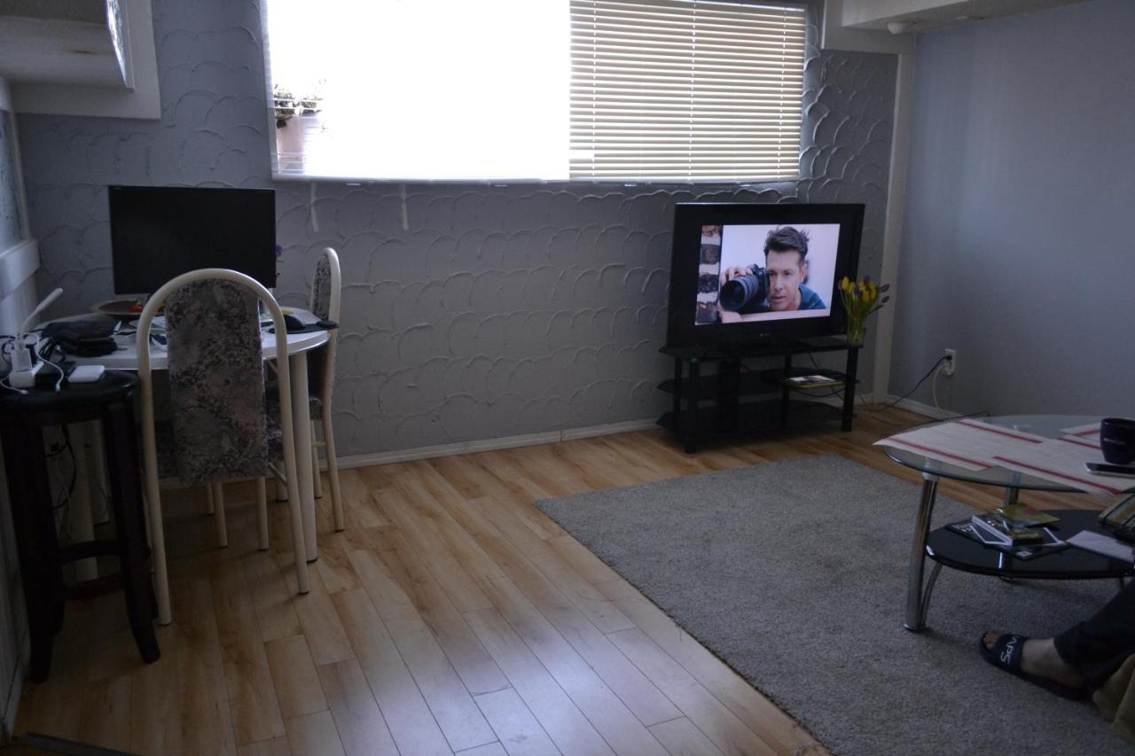 Private Bedroom In Basement - Pineland Guest house Calgary