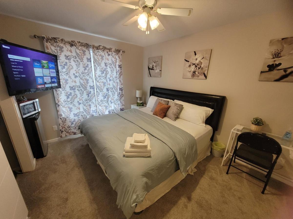 Homestay Elegant Guest - King Bed & Ensuite Private Bathroom - Close To Airport With Aircon